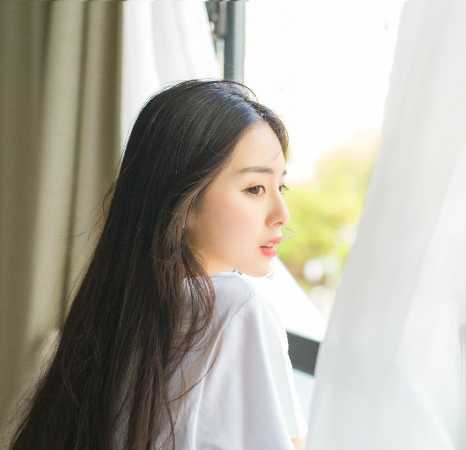 不论是多情诗句，漂亮的文章，还是闲暇的欢乐，什么都不能代替无比亲密的友谊。